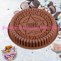 This is a shout-out to all the cookie lovers in the world. What would like anyone's day better? How about a giant chocolate breakable cookie or a cake-shaped cookie?   Material: U.S.food-grade silicone Dimension : 7.5nches X 1inch Deep  Color varies 